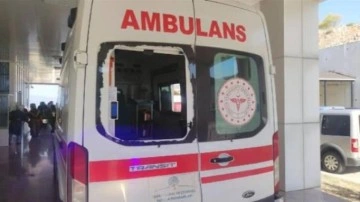 Geç geldiği iddiasıyla camını kırdığı ambulansla hastaneye kaldırıldı
