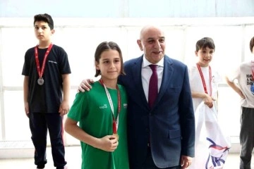 Genç yüzücüler madalyalarını Keçiören Belediye Başkanı Altınok'tan aldı