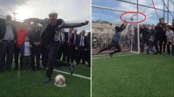 Gençlik ve Spor Bakanı Bak'tan usta işi penaltı! Rabona tekniğiyle topu 90'a yolladı