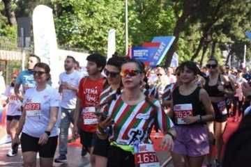 Gençlik ve Spor Bakanı Kasapoğlu, Maratonİzmir'de 10 kilometrelik yol koşusuna katıldı