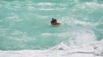 Görenler şaştı kaldı! Fırtınada denize giren genci insansız cankurtaran kurtardı