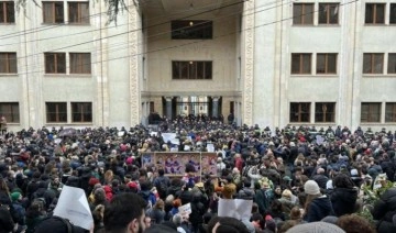 Gürcistan parlamentosunda milletvekilleri arasında kavga çıktı