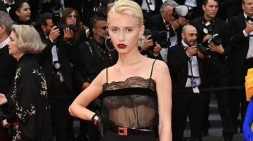Güzel manken Iris Law, Cannes Film Festivali'ne tül elbise ile katıldı