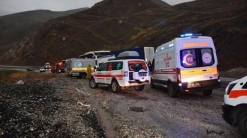 Hakkari'de 3 aracın karıştığı feci kaza: 3 kişi öldü, 3 yaralı!