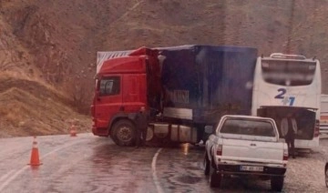 Hakkari'de aşırı yağış kazaya neden oldu! Feci kazada 3 ölü, 3 yaralı