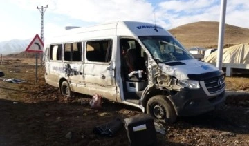 Hakkari'de taziyeye gidenleri taşıyan minibüsle kamyonet çarpıştı: 10 yaralı