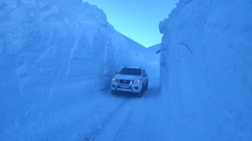 Hakkari’deki üs bölgelerinde 6 metreyi bulan kar tünelleri