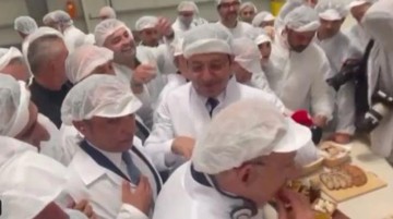 Halk Ekmek açılışında dikkat çeken anlar! İmamoğlu eliyle ekmek bölüp Kılıçdaroğlu'na verdi