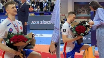 Halkbanklı voleybolcu Mert Matic, maç sonu sevgilisine evlilik teklifi etti