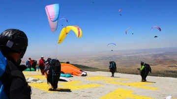 Hasan Dağı'ndaki Yamaç Paraşütü Dünya Kupası, antrenman uçuşlarıyla başladı