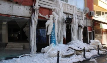 Hasarlı binada su borusu patladı, buz sarkıtları oluştu
