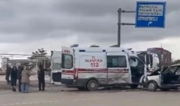 Hasta taşıyan ambulansa otomobil çarptı: 4 yaralı