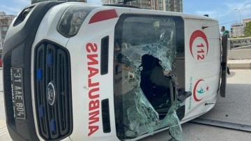 Hatay'da araçla çarpışan ambulans devrildi: 2 yaralı