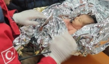 Hatay'da 10 günlük Ulaş bebek enkazdan çıkarıldı