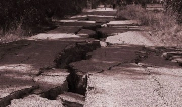Hatay'da deprem sonrası dehşet görüntüler... Yol önce yarıldı sonra çöktü!