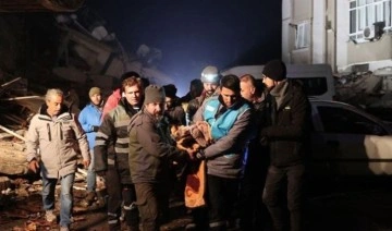 Hatay'da depremden 42 saat sonra 45 yaşındaki kişi enkazdan çıkarıldı