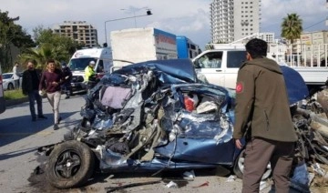 Hatay'da feci kaza... Kamyon 3 otomobile çarptı: 13 yaralı