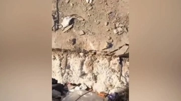 Hatay'da yıkılan bir binanın kolonlarından köpük çıktı