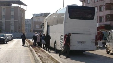 Hataylılar yerle bir olan şehirden otobüslerle ayrılıyor