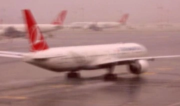 Havalimanında korkutan anlar: Savrulan araç THY uçağına çarptı
