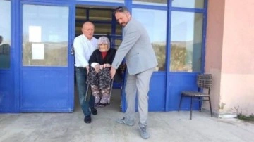 Hayırlı evlat! 100 yaşındaki annesini oy kullanmaya sırtında getirdi