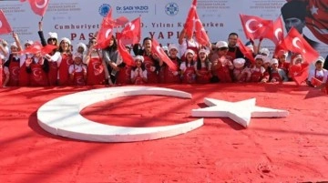 Hazırlamak için saatlerce uğraştılar! Minik ellerde şekillenen Türk bayrağı tarihe geçti
