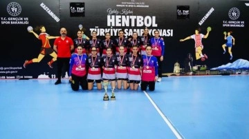 Hentbol Yıldız Kızlar Türkiye Şampiyonasında Adana Totemcard Adasokağı şampiyon oldu