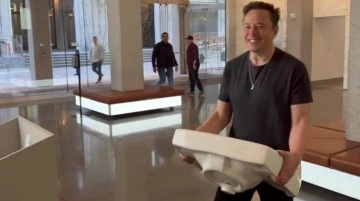Her yaptığı ayrı bir olay! Elon Musk satın alacağı Twitter'ın binasına elinde lavaboyla girdi