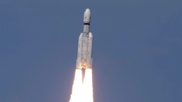 Hindistan Ay'a inişte bir ilk peşinde! Roket fırlatıldı