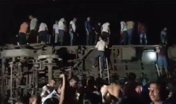 Hindistan'da tren kazası: En az 50 ölü, 300 yaralı