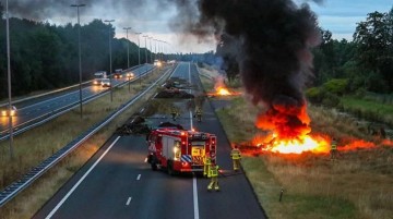 Hollanda'da çiftçiler ayaklandı! Yolları kapatıp saman balyalarını ateşe verdiler