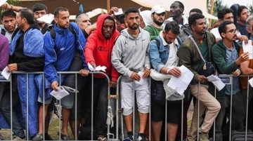 Hollanda'da mülteciler hakkındaki politikada anlaşmazlığa düşen hükümet düştü