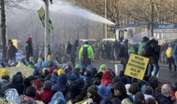 Hollanda'da polis çevrecilere müdahale etti
