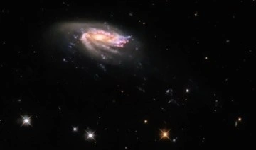 Hubble, şaşırtıcı özelliklere sahip bir galaksi keşfetti