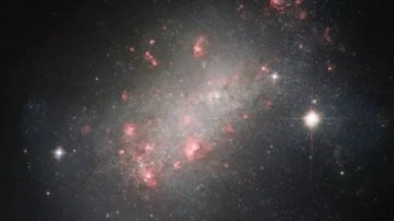 Hubble Uzay Teleskobu, Garip Bir Galaksiyi Görüntüledi