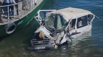 İçi yolcu dolu minibüs Van Gölü'ne uçtu: 11 yaralı
