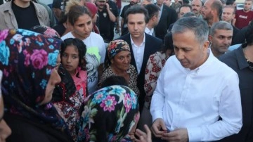 İçişleri Bakanı Ali Yerlikaya, Hatay'da depremzedelerle buluştu