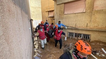 İHH, Libya'ya 15 arama kurtarma görevlisiyle 5 konteyner yardım malzemesi gönderdi