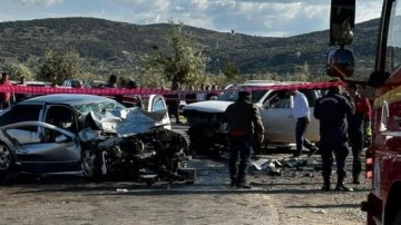 İki otomobil çarpıştı! Karı koca öldü, kızları ağır yaralı