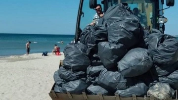 İlçenin nüfusu 28 binden 1 milyona çıktı kumsaldan 483 ton çöp toplandı