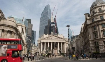 İngiltere Merkez Bankası resesyon uyarısında bulundu, sterlin dolar karşısında değer kaybetti