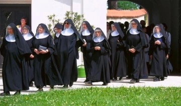 İngiltere'de kadın rahipler taç giyme töreninde yer alacak