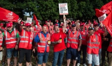 İngiltere'nin en büyük konteyner limanının işçileri 8 günlük greve başladı