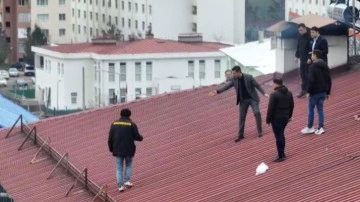 İntihara kalkışan şahıs, 3 saatlik iknanın çalışmasıyla çatıdan indirildi