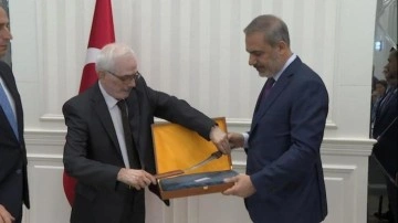 Irak’ta Bakan Fidan’a 120 yıllık Osmanlı kaması hediye edildi