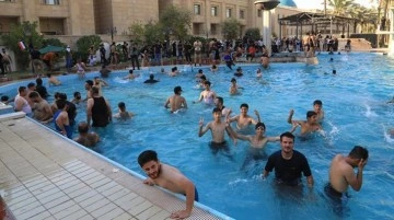 Irak'ta Sadr destekçileri hükümet sarayını basıp havuzda keyif çattı