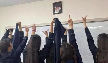 İranlı öğrenciler başörtülerini çıkarıp 'diktatöre ölüm' sloganları attı