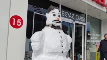 İş yerinin önünde 2 metrelik kardan adam ilgi odağı oldu