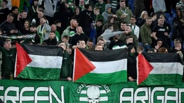 İskoç taraftarlar Lazio maçında da Filistin bayrağı açtı