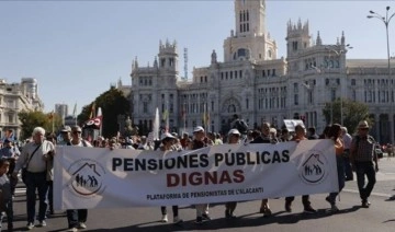 İspanya'da emekliler 'hayat pahalılığına' karşı yürüdü